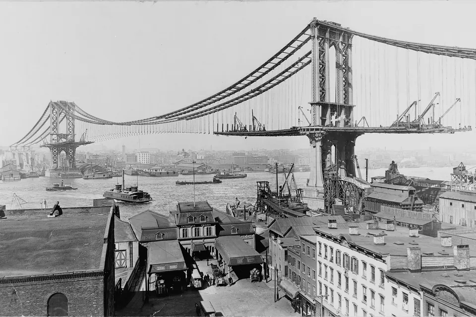 Black and white photograph of the Manhattan Bridge under construction in 1909